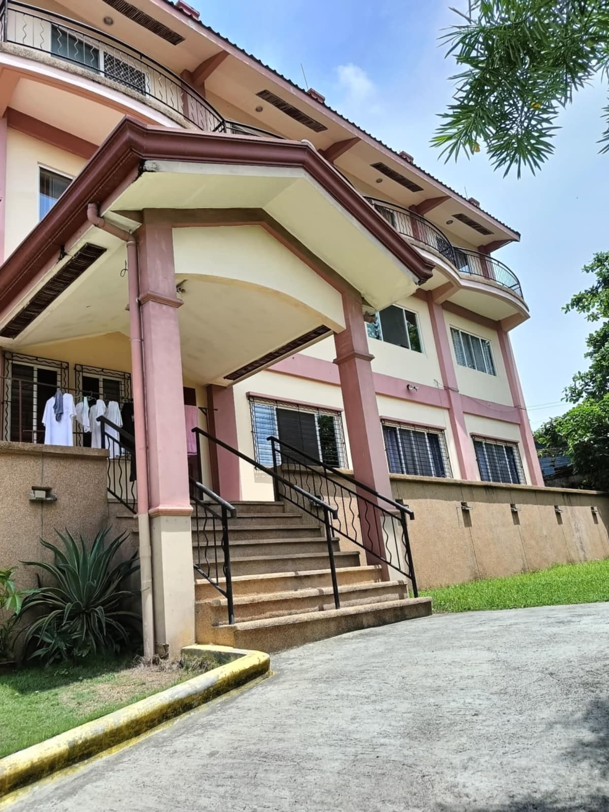3 STOREY BUILDING WITH ROOF TOP AND  5 APARTMENT UNITS FOR SALE - photo 1