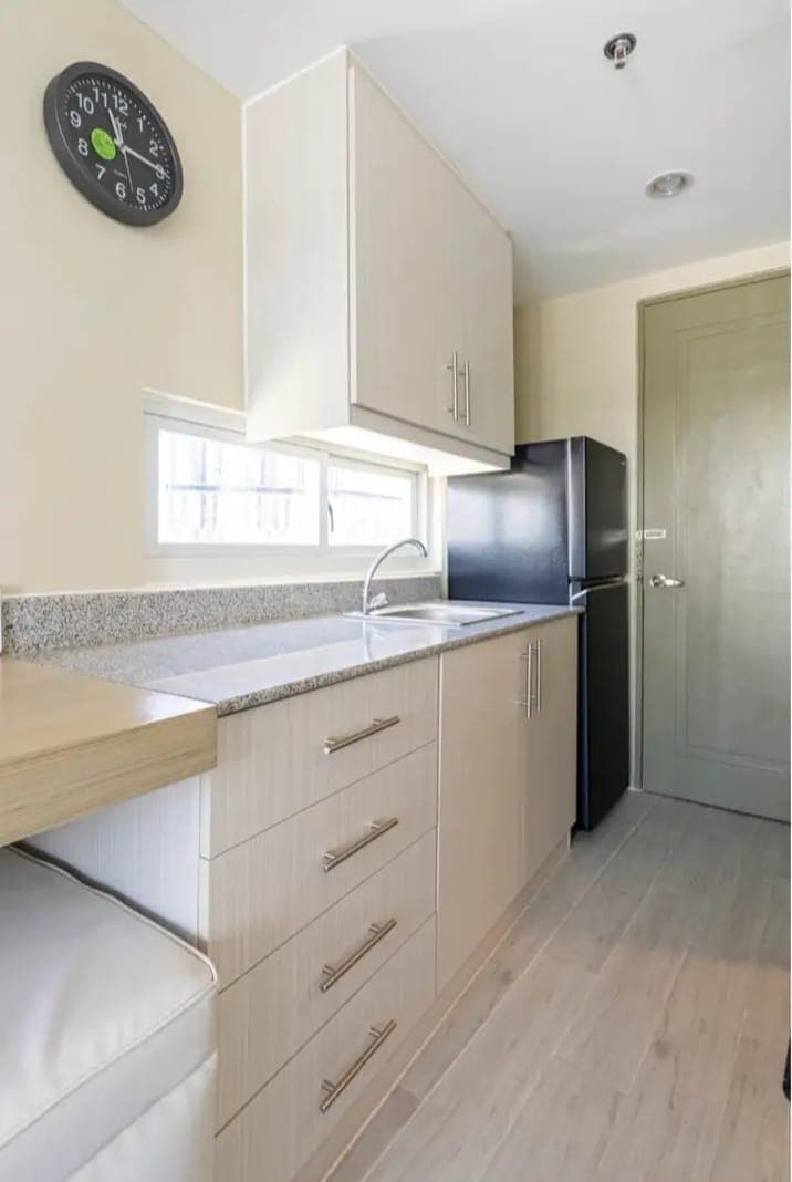 FOR SALE BRANDNEW FULLY FURNISHED MOUNTAINVIEW CORNER UNIT WITH BALCONY IN CITYSCPAE GRAND TOWER - photo 2