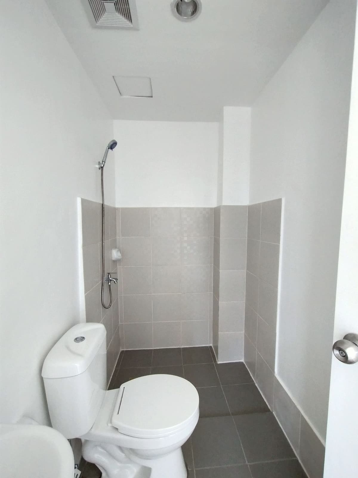 RENT TO OWN Studio Unit Condo in Modena Town Square, Minglanilla - photo 2