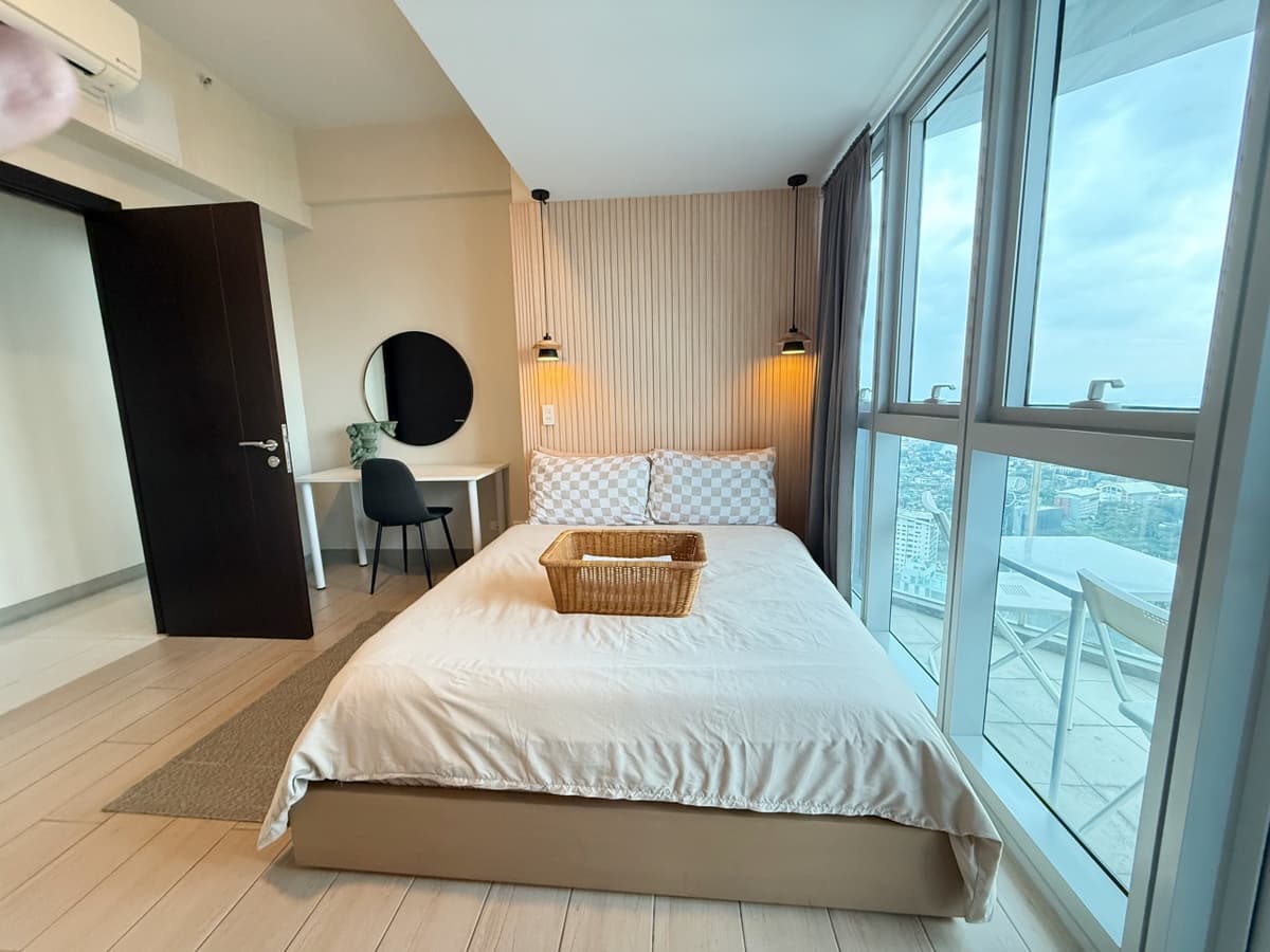 Modern 2Bedroom Condo with Balcony For Sale at Uptown Parksuites, BGC - photo 4