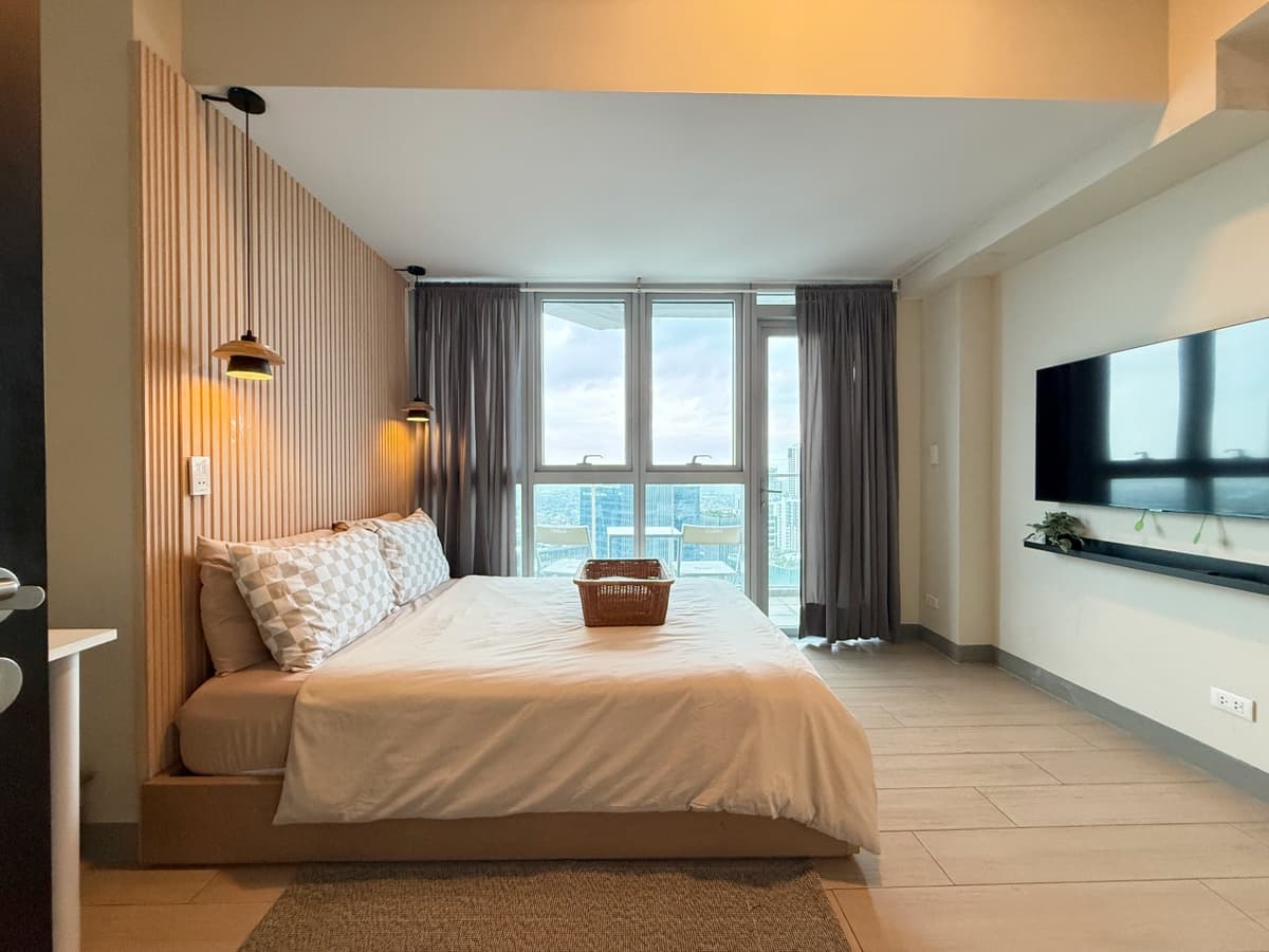 Modern 2Bedroom Condo with Balcony For Sale at Uptown Parksuites, BGC - photo 1