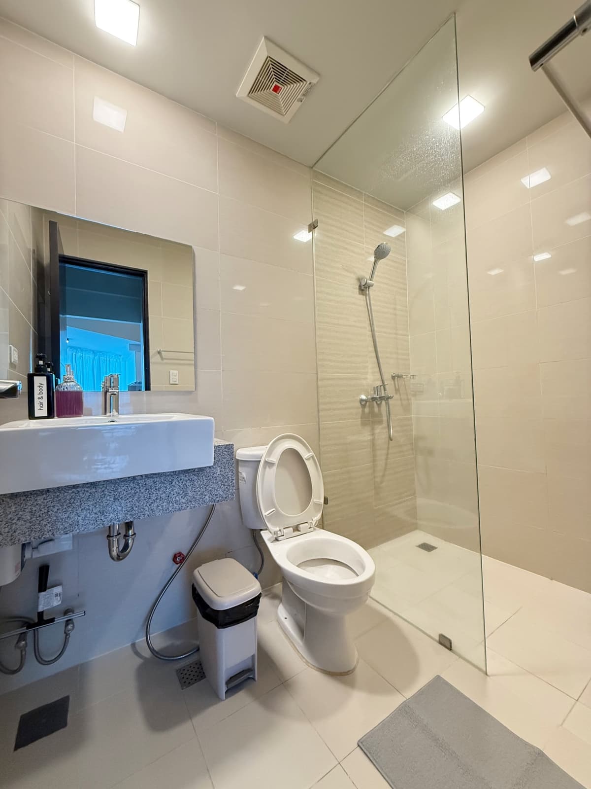 Modern 2Bedroom Condo with Balcony For Sale at Uptown Parksuites, BGC - photo 5