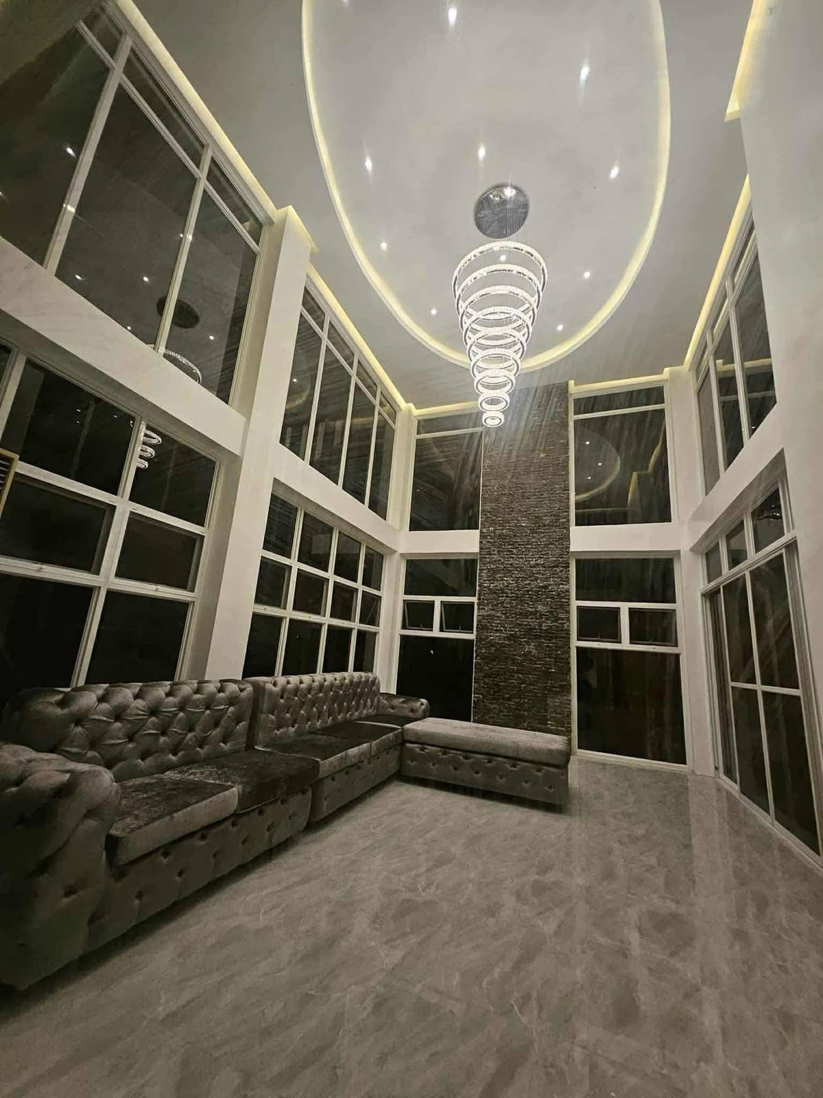 Ultra-Luxury Brand New 6-Storey House & Lot for Sale with Elevator access  & Swimming Pool - photo 4