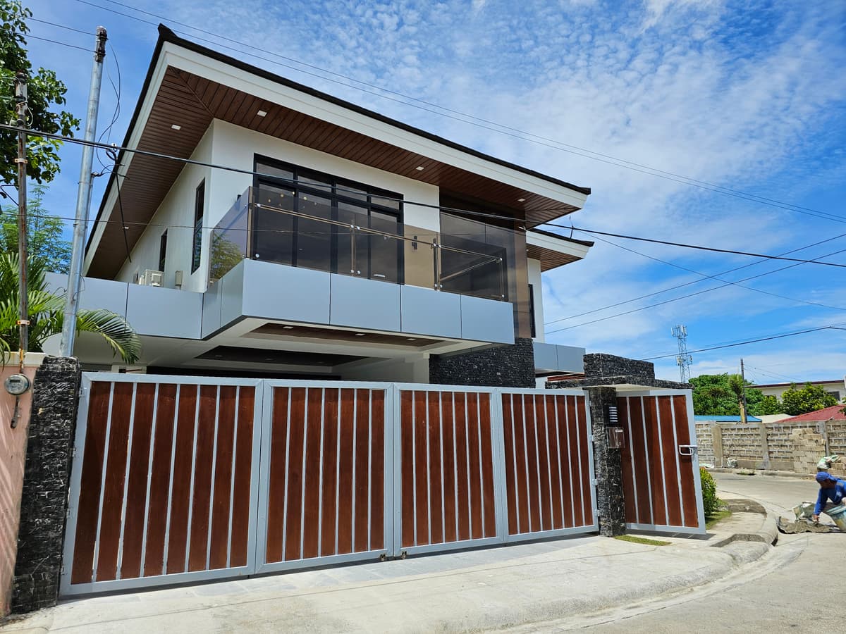 4 Bedrooms with Balcony and Pool - photo 1