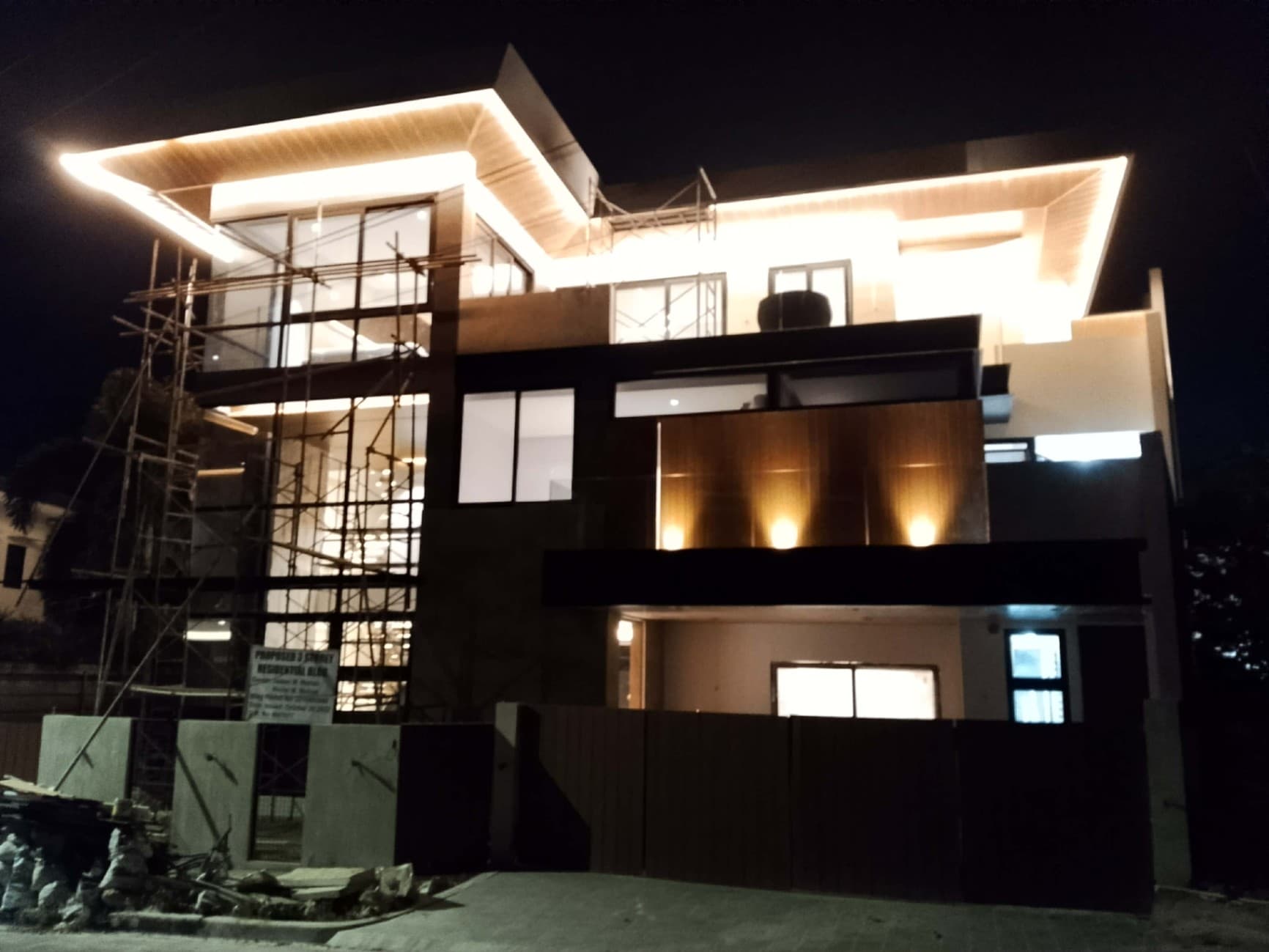 3 Storey House and Lot - photo 1