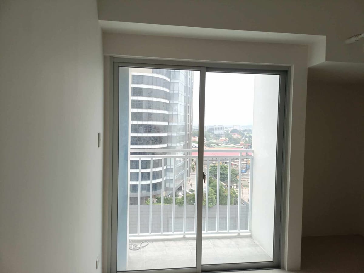 FOR SALE: Residential Condo Unit beside the renowned Abreeza Ayala Malls - photo 2